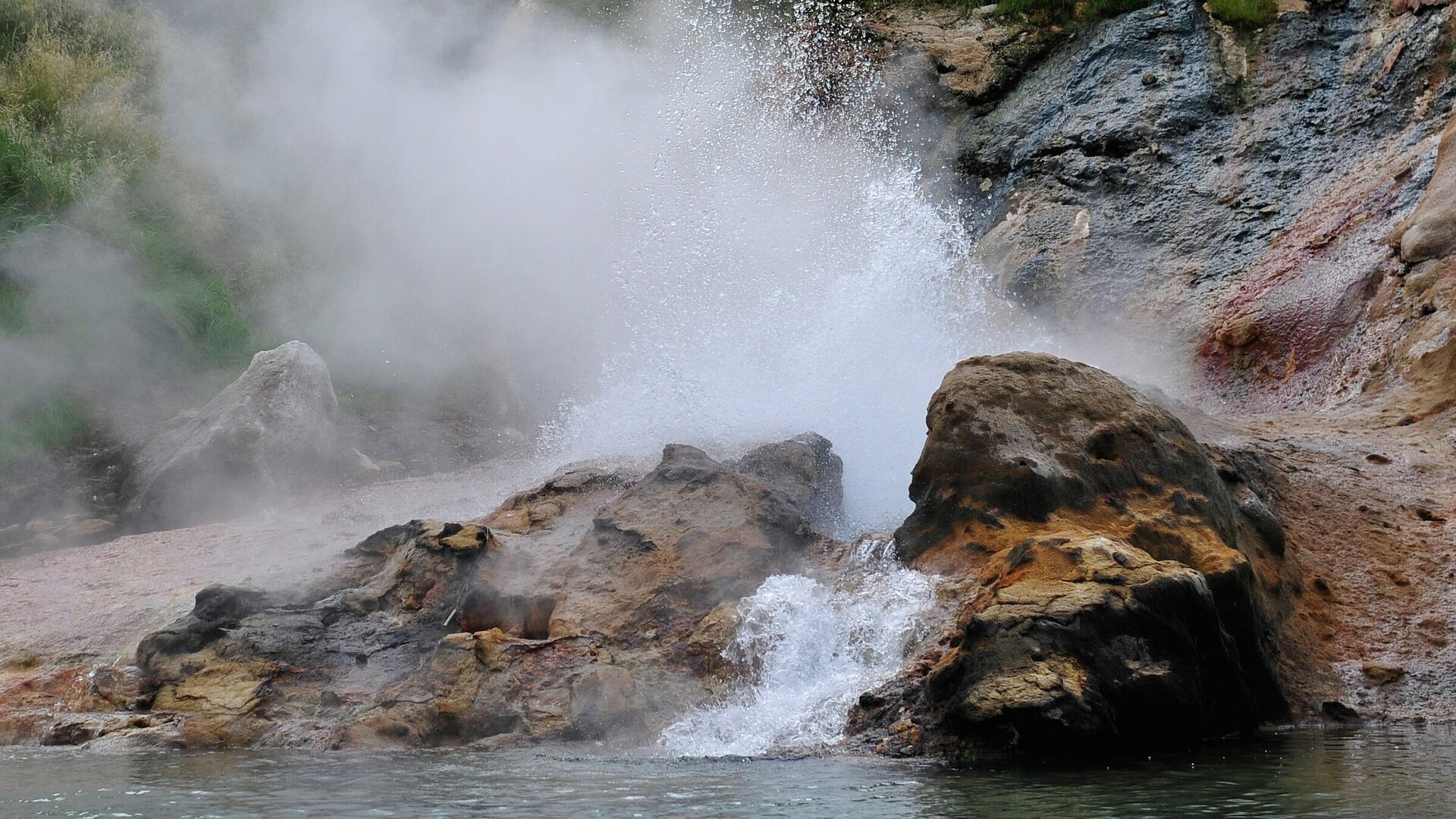 Начало извержения гейзера Большой в Долине Гейсиров в Кроноцком государственном природном биосферном заповеднике на Камчатке - РИА Новости, 1920, 24.01.2022